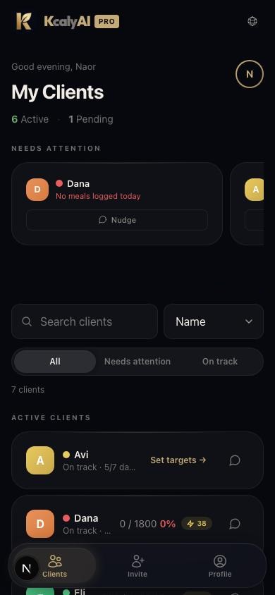 Kcaly AI Pro Mobile-App mit einer Live-Kundenliste und Aufmerksamkeits-Hinweisen
